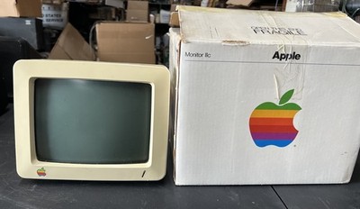 Apple IIc Computer Monitor G090S A2M4090 with original box