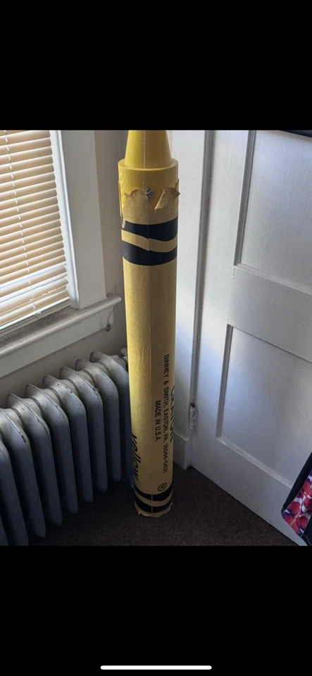 Crayón crayón crayola amarillo vintage de 4 pies de alto Foto 2 de 2