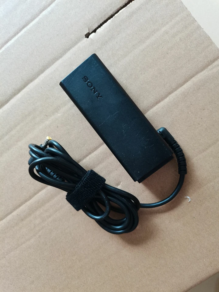 Adaptador USB Original 10.5V 3.8A VGP-AC10V10 Para Sony Vaio SVD112A1SM VGP-AC10V9 Foto 3 de 4