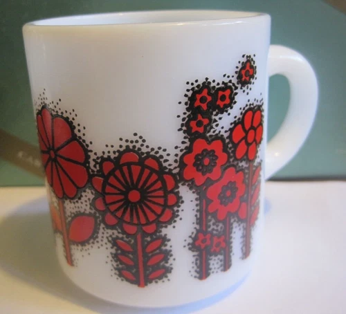 Vintage HAZEL ATLAS RED/BLACK DAISY Flowers  Retro Milk Glass Coffee Cup/Mug