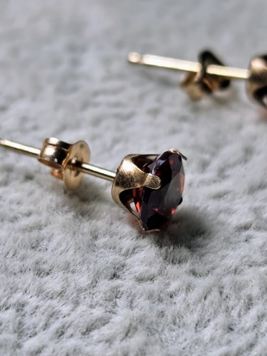 10K Yellow Gold Bright Red Garnet Stud Earrings 0.43g - Picture 4 of 10