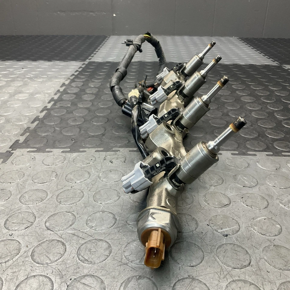 Línea de riel de combustible del lado izquierdo del conductor Infiniti QX80 2014-2019 con conjunto de inyector de combustible OEM Foto 3 de 4