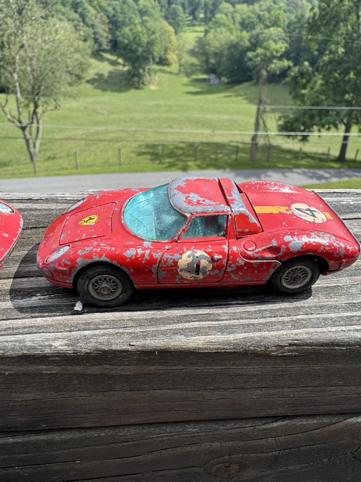 Lote de 2 coches Corgi Ferrari 250 Le Mans - neumáticos de repuesto, pérdida de pintura, vidrio agrietado Foto 4 de 4