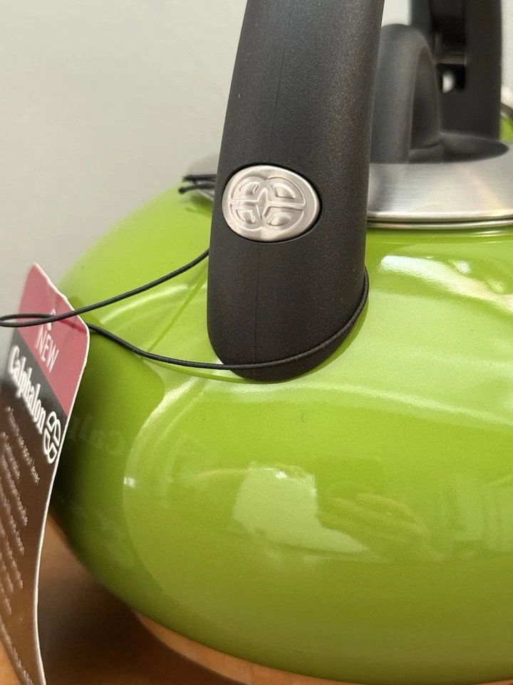 Calphalon 2 cuartos esmalte en acero tetera manzana verde mango resistente al calor nuevo con etiquetas Foto 2 de 4