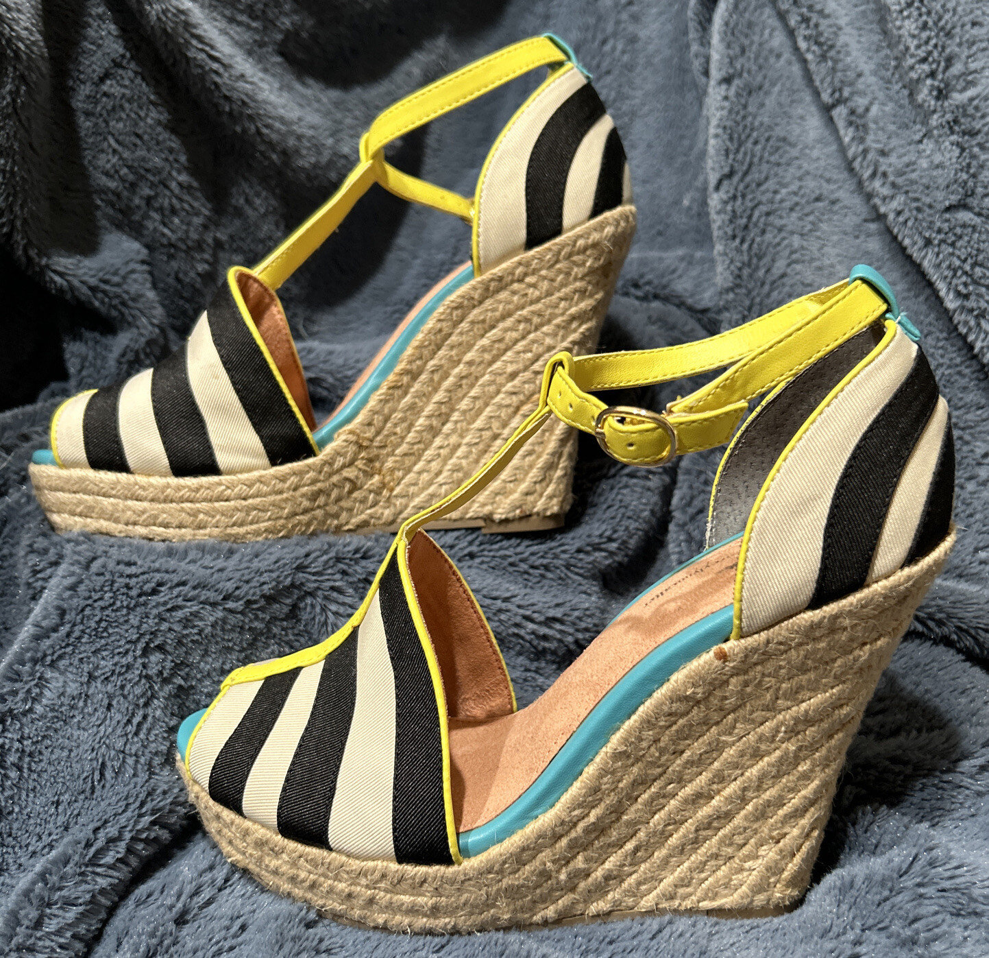 APL Sandali Seychelles 6 5 EUC nero a righe bianche accenti gialli zeppa