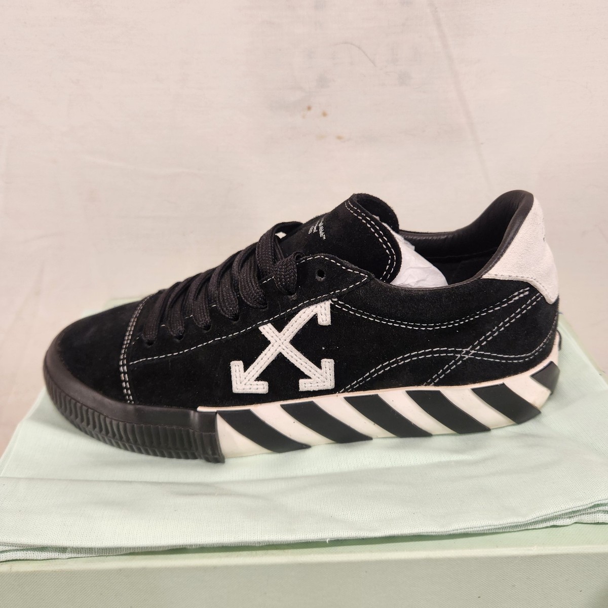 Off-White Vulcanized Low Black White Arrow Sneaker WOMENS  display picture 1