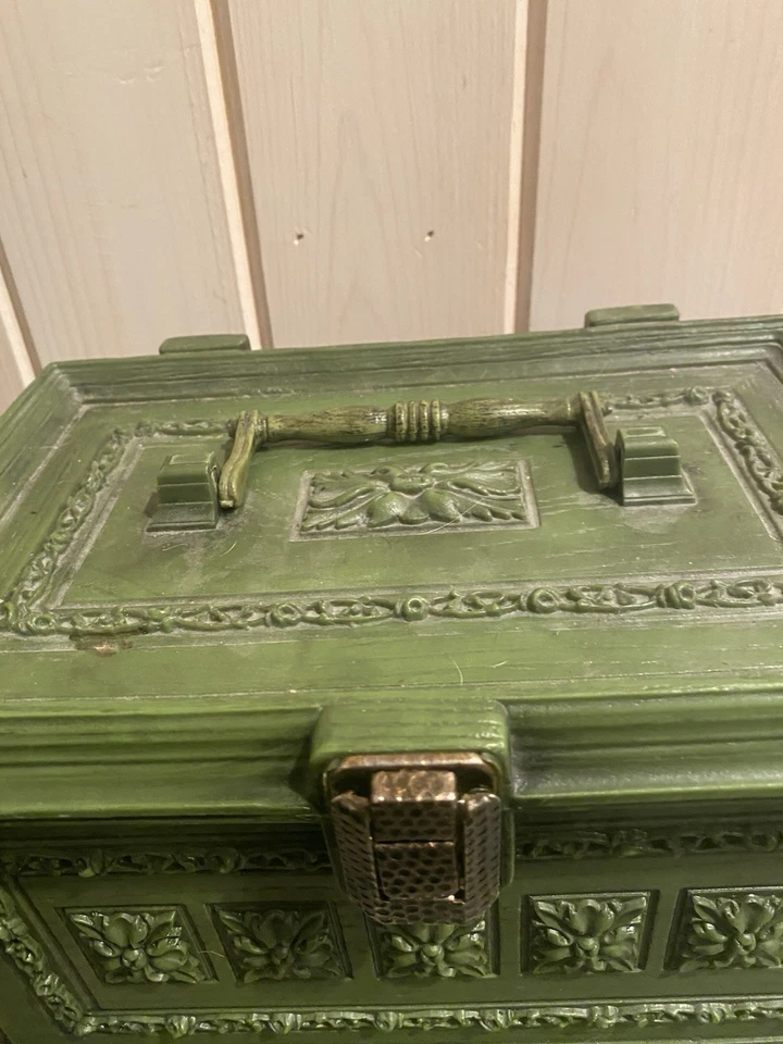 Caja de costura vintage de plástico verde Klein años 60 botones verdes aguacate hilos Foto 2 de 4