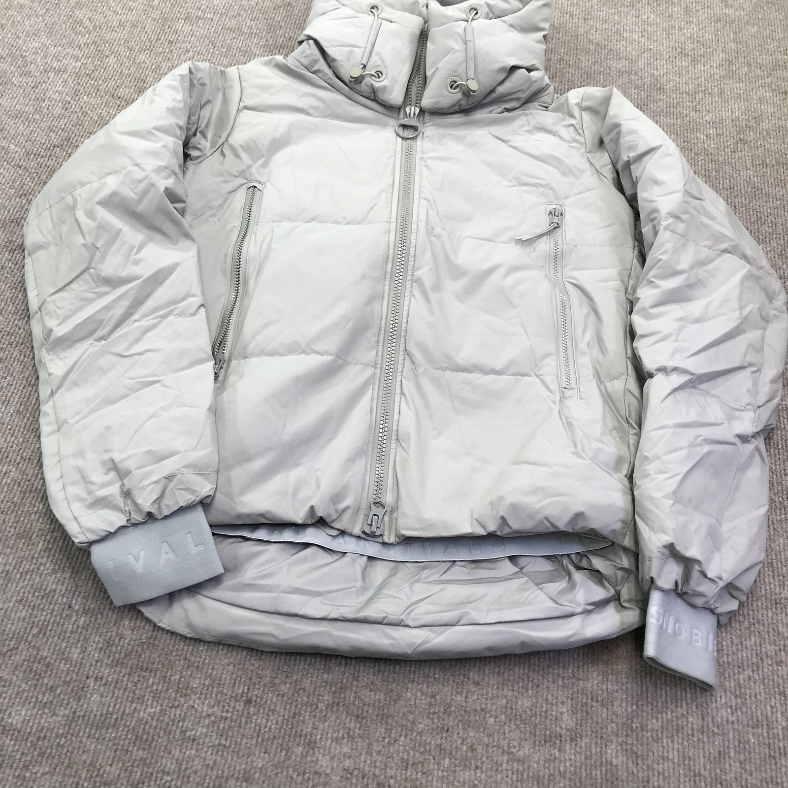 The Arrivals Puffer Jacket Mens Small Gray Hooded Down Coat NYC Modern Winter