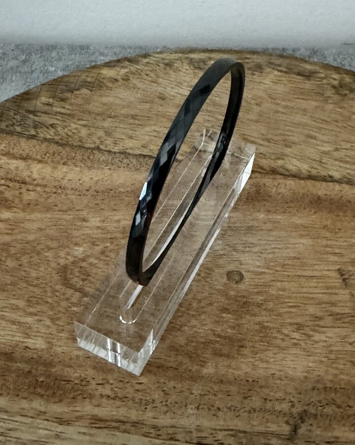 Bracelet jonc noir 4mm en céramique bijou chic du bureau au dîner