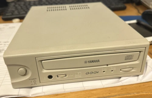 MASTERIZZATORE YAMAHA CRW 8824SX Esternal SCSI 8X 8X 24X - MADE IN Malaysia