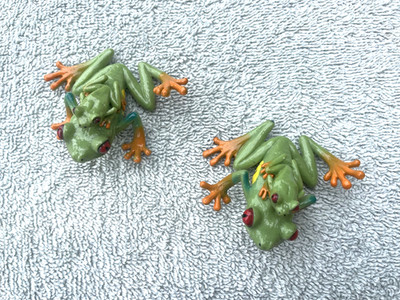 TWO RED EYED TREE FROGS WITH BABY ON BACK/toy frog/Perfect for desk, cake NEW