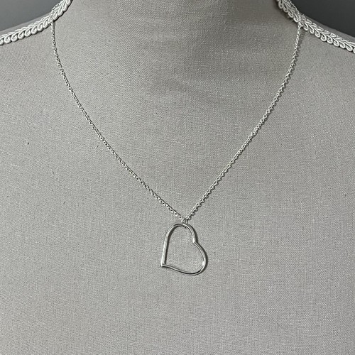 FREE UK TRACKED POSTAGE. Silver Love Heart Charm Necklace. Brand New 18" - Picture 3 of 5