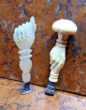 ENSEMBLE  2 SCEAUX SCULPTE  DE COLLECTION un secret et l'autre avec lettrine