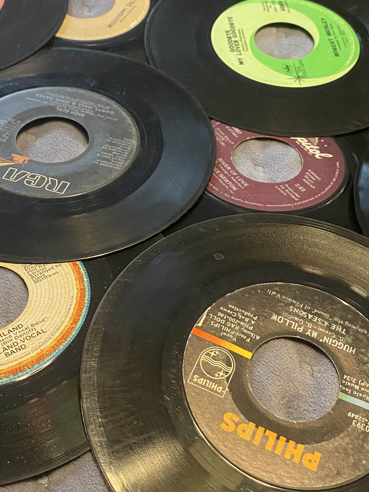 VINTAGE 7" 45 RPM VINYL SINGLES RECORDS ARTS CRAFTS RECORD WALL RETRO