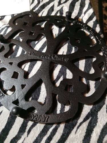 Pampered Chef Trivet Round-Up from the Heart #2938 cast iron 2007 Lot Of 2 - Picture 12 of 16