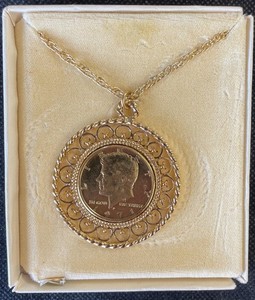 Authentic 1971 John F Kennedy Gold Plated Half Dollar Pendant Necklace (SC1025-153)