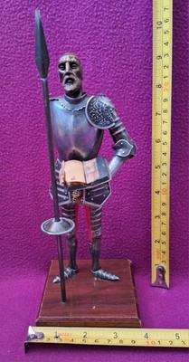 Vintage Metall DON QUIJOTE Spanischer Ritter Statue Figur mit Buch-Speer (A/F) #12