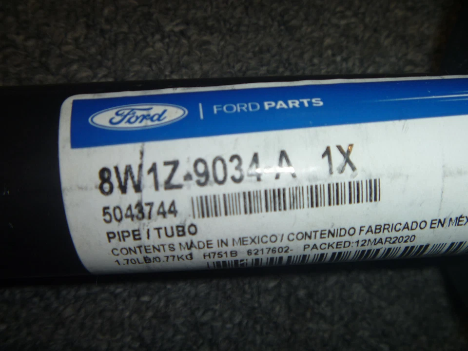 2004-2011 Lincoln Town Car Fuel Filler Hose Pipe 8W1Z9034A OEM New 2005 2006 — 第 2/2 张图片