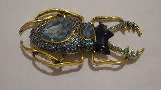 Luxioröse Käfer Brosche mit funkelnden blauen Steinen