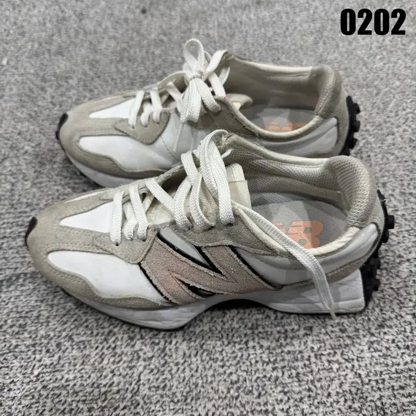 New Balance 327 Pink/White Sneakers, Used