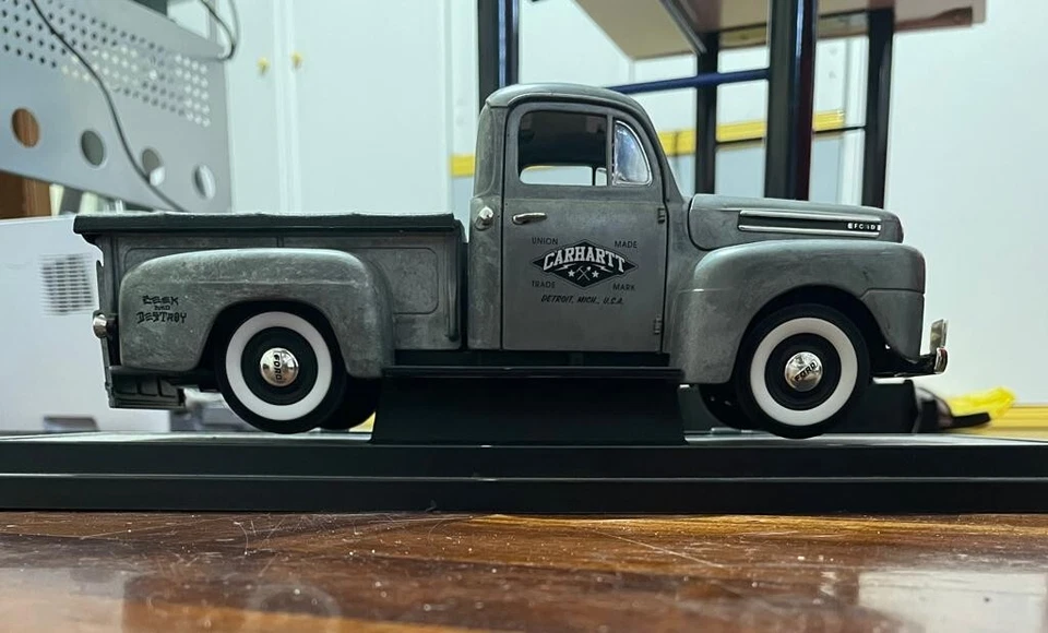 Carhartt Ford F-1 Pick Up 1948 1:18 Die Cast Metal Limited edition - Immagine 2 di 4