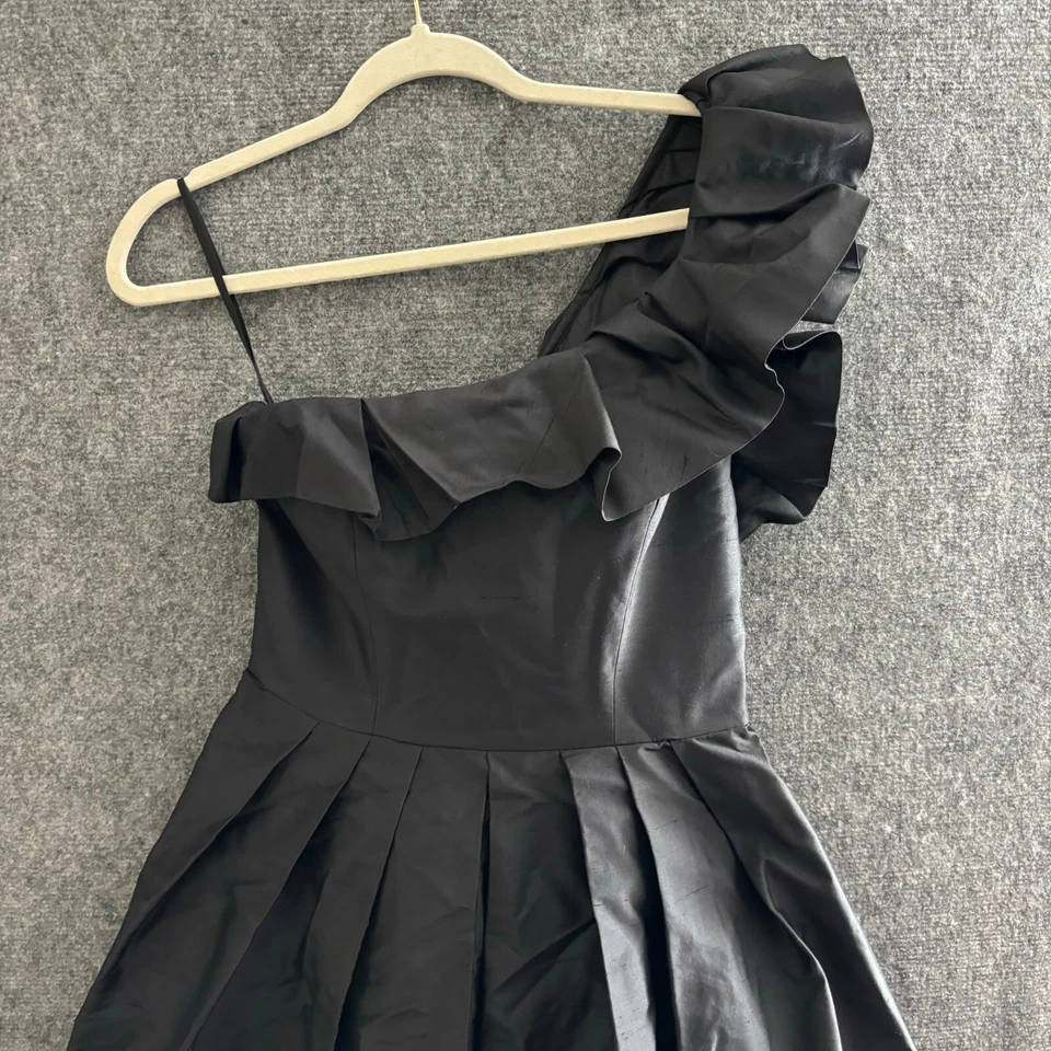 Vestido Romona Keveza Para Mujer 6 Negro Seda Calce y Acampanado Plisado Un Hombro Volantes Foto 2 de 4