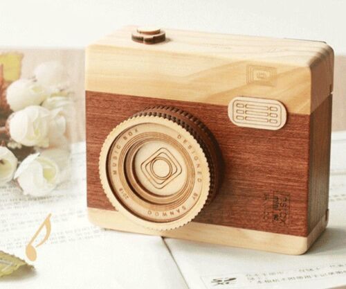 WOODEN CAMERA MUSIC BOX ♫  HOWLS MOVING CASTLE  ♫ - Picture 1 of 2