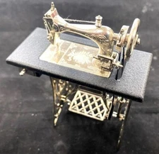 Mini Sewing Machine - Sewing Decor