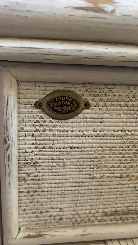 Mesitas de noche de mimbre elegantes de granja Laura Ashley de colección x 2 Foto 3 de 4