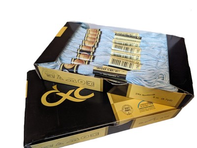 162 Blaulicht CXC Box mit 24 Stck. Stickgarn Zahnseide Knäuel Bulk Großhandel