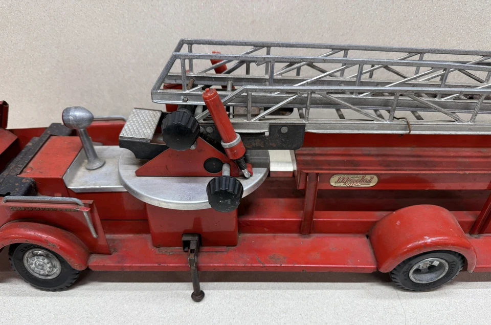 Camión de bomberos Doepke Rossmoyne de acero prensado de colección Foto 4 de 4