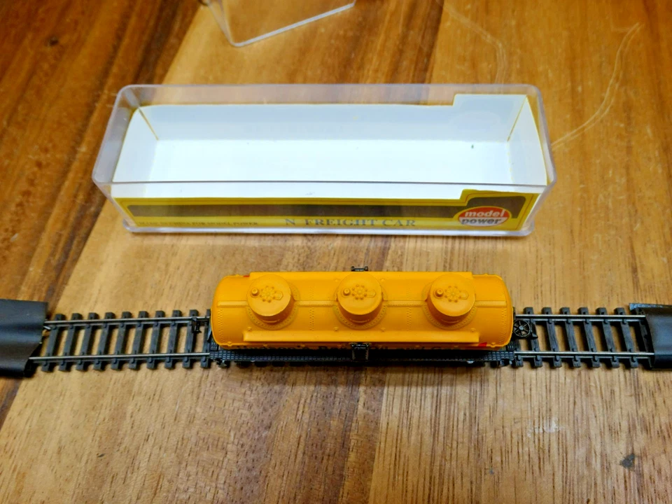 Model Power N Scale 34' Hudson's Bay Oil & Gas ULTX 77976 Tri-Dome Tank Car - Image 2 of 4