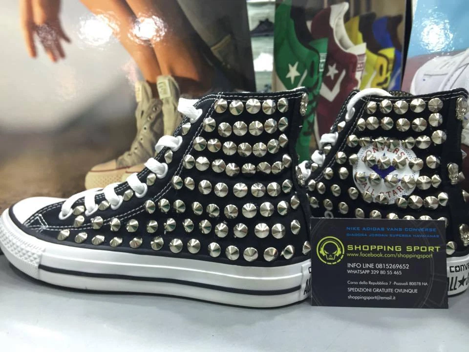 Converse All star  Nere personalizzate con borchie argento Effetto sporco teschi - Immagine 3 di 4