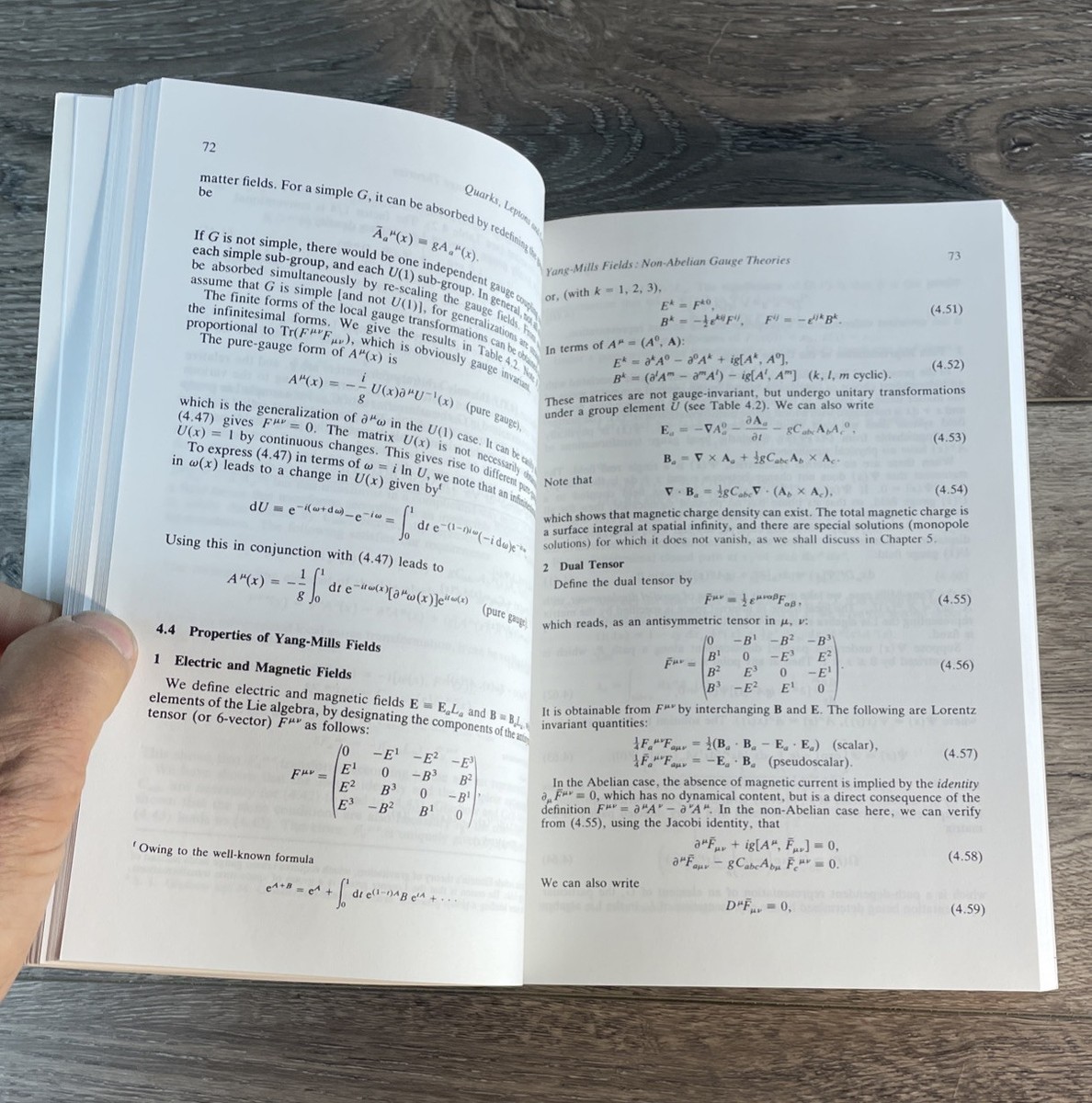 Quarks，Leptons And Gauge Fields Huang，Kerson Quarks, Leptons and Gauge Fields