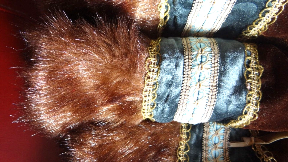 Hermosa falda de terciopelo marrón para árbol de Navidad con adornos ornamentados Foto 3 de 4