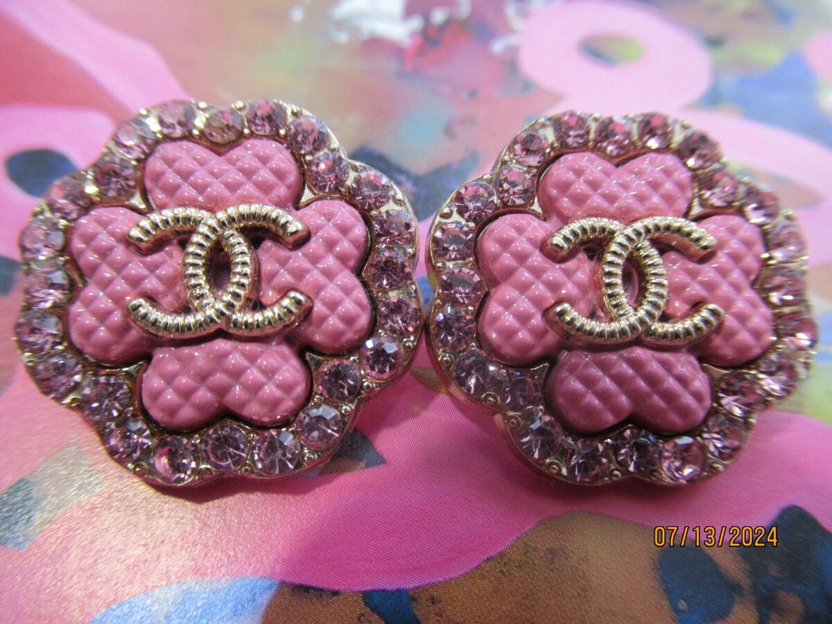 CHANEL 2 PINK, GOLD TONE , cc logo 22MM/ UNDER 1'' BUTTONS CHANEL 2 PINK, GOLD TONE , cc logo 22MM/ UNDER 1'' BUTTONS