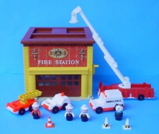 Vintage 1980 Fisher Price Play Family 928 Fire Station Firetruck Ambulance 4 Fig