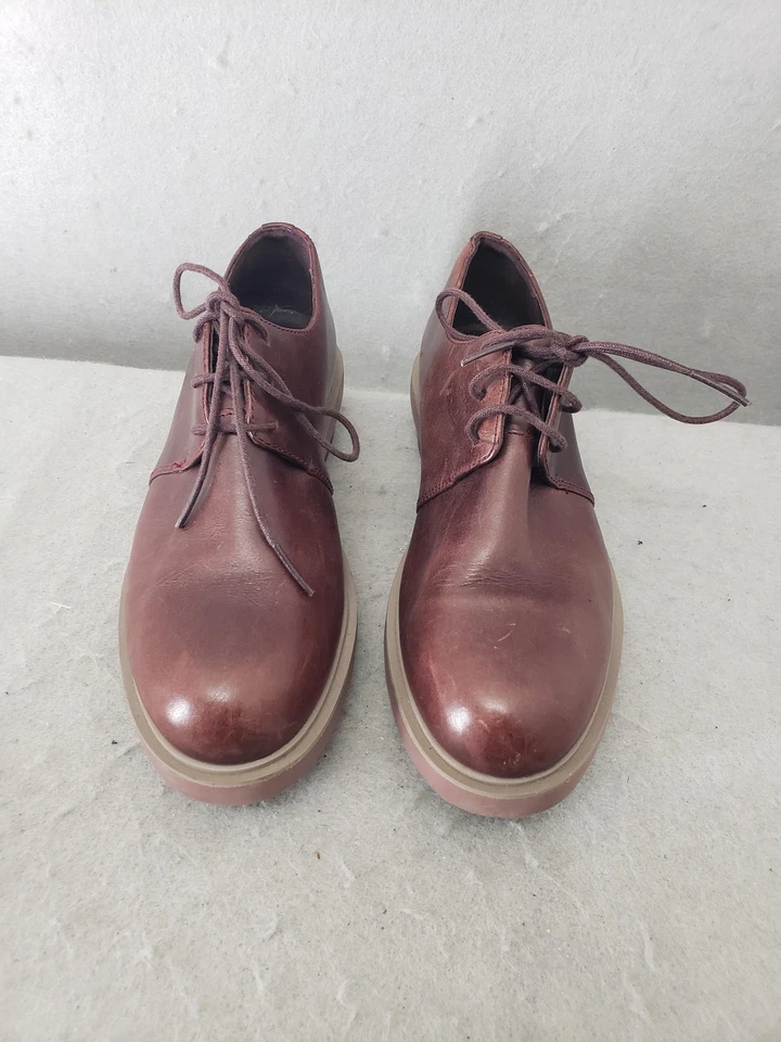 Zapatos informales cómodos Camper Oxford 4.5 de cuero borgoña con cordones parte superior baja para mujer Foto 2 de 4