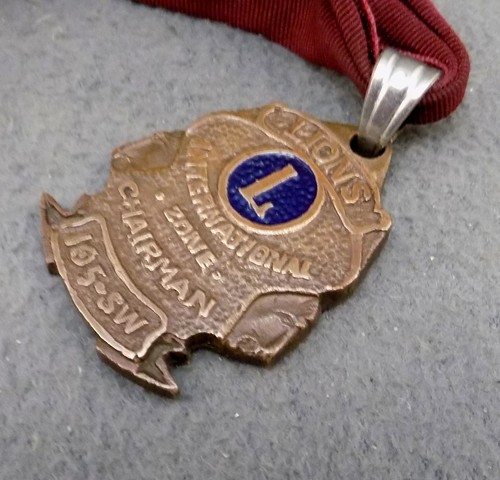 VINTAGE BRONZE LIONS INTERNATIONAL ZONE CHAIRMAN MEDAL OR JEWEL - UK AREA 105-SW - Picture 5 of 6