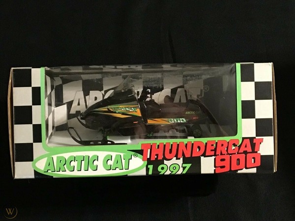 1997 ARCTIC CAT THUNDERCAT 900 Snowmobile Die Cast 1/18 Scale BOXED