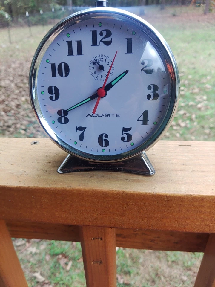 Reloj despertador de metal Acu-Rite Foto 4 de 4