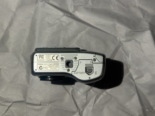 Nikon COOLPIX 2100 2.0MP E2100 Digital Camera Silver - Picture 4 of 4