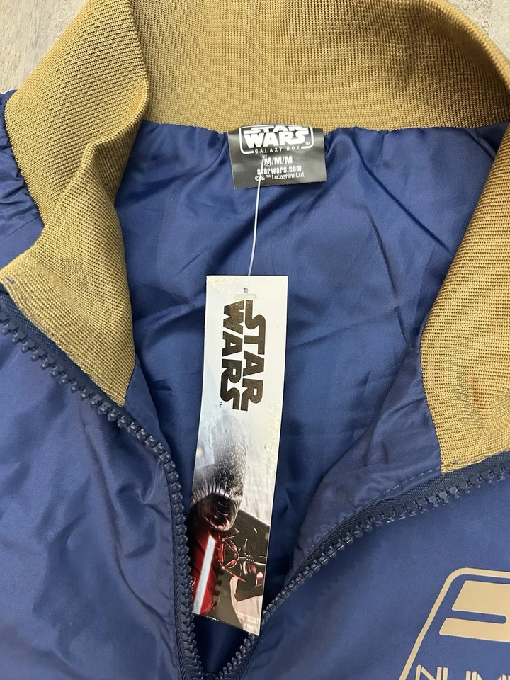 Jaqueta Bombardeiro Star Wars Galaxy Box Sabacc League Masculina Média Azul Dourado Nova Com Etiqueta - Imagem 3 de 4