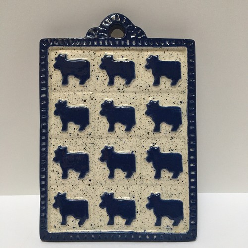 Kuhuntersetzer Wandbehang blau & weiß USA Bauernhaus Kühe Vintage Keramik signiert