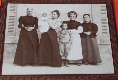  Antique Photograph Bourgeois Family and Servant Good Headdress Fashion Costume