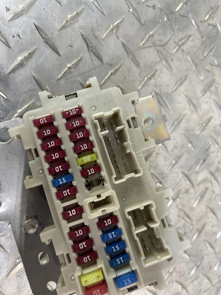 2009-2010 NISSAN XTERRA INTERIOR CABIN FUSE RELAY JUNCTION BOX W/BRACKET OEM - Image 3 of 4