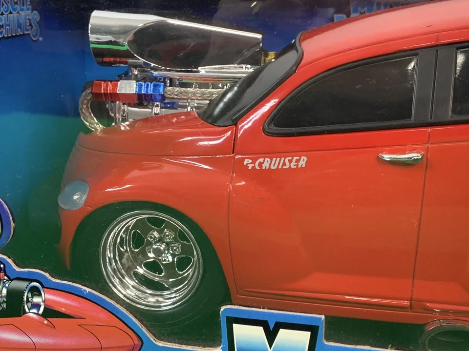 Die Cast MUSCLE MACHINES 00 PT CRUISER IN RED 1/18 SCALE NIB - Image 3 of 4