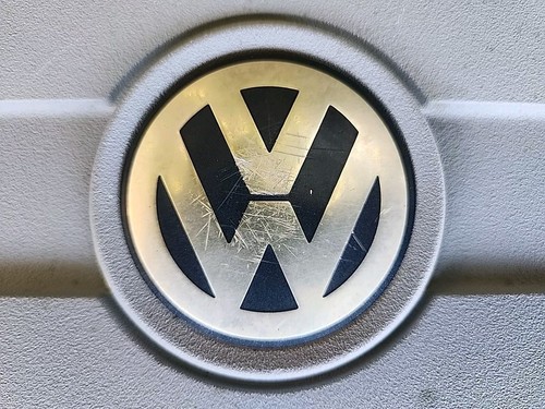 2010 VW - Engine Cover 06J103925AQ - Picture 3 of 5