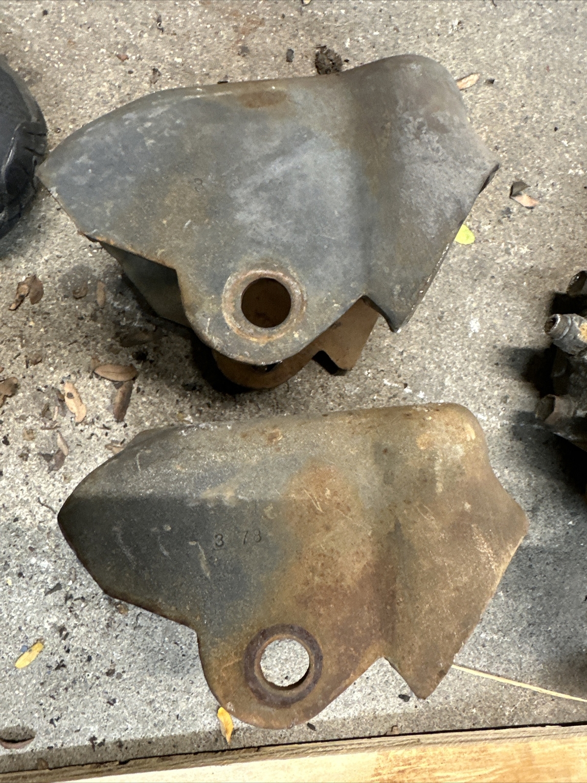 Small Block Chevy V8 Motor Mount Brackets 3993722 Clam Shell 305 327