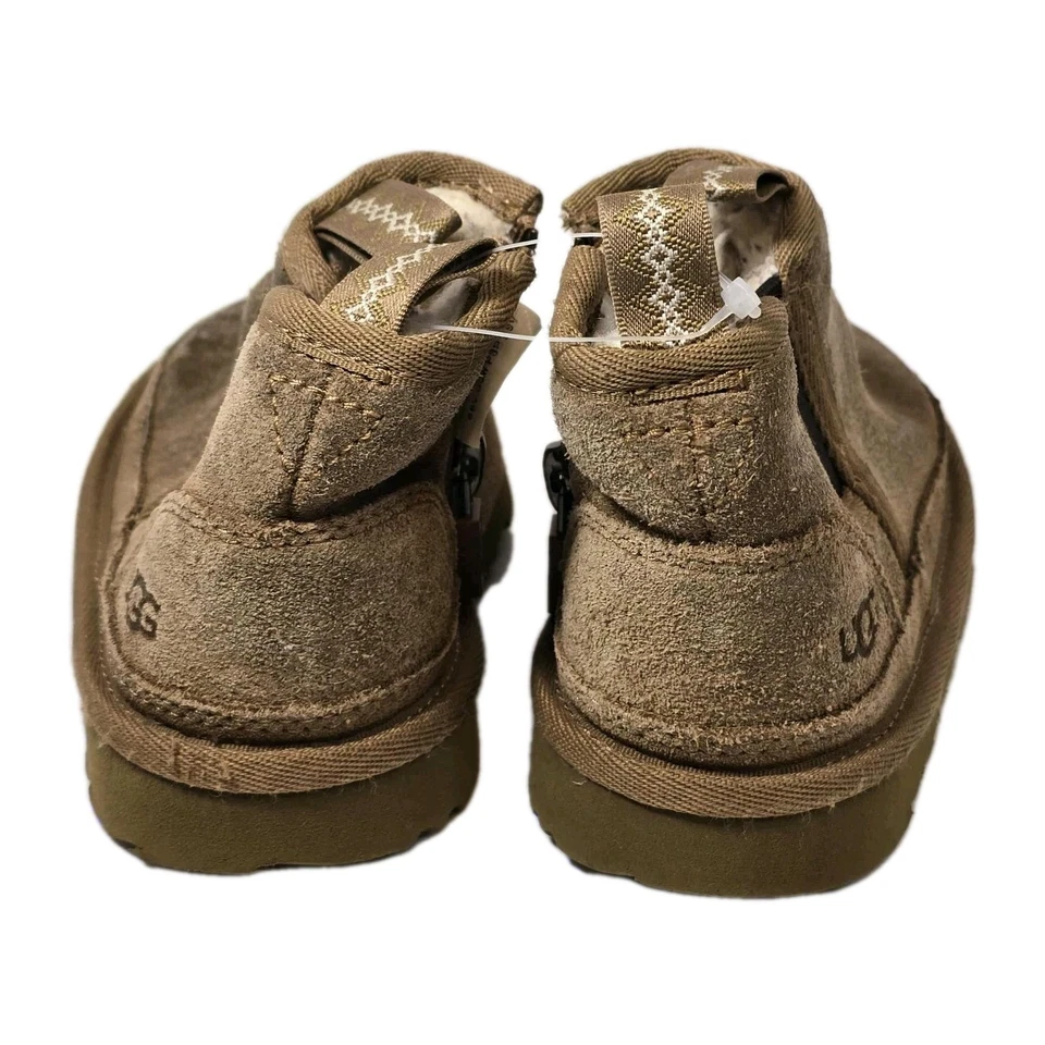 ✨ UGG Kids Neumel Chelsea Suede Boots – Tan, Size 7 Toddlers 🧸❄️ - Image 4 of 4